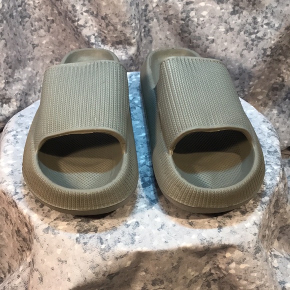 Men’s Size 7/8 Grey Slide Sandals, Soft, Flexible & Supportive ☀️NWOT☀️ - Picture 2 of 6